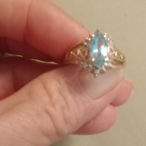 Avon 10 k natural ice blue topaz and diamond ring. Size 7.75 - Picture 4 of 7